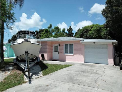Pinellas Park Apartment | Charming 2-bedroom cottage in enjoyable Pinellas Park with AC, WiFi, and more