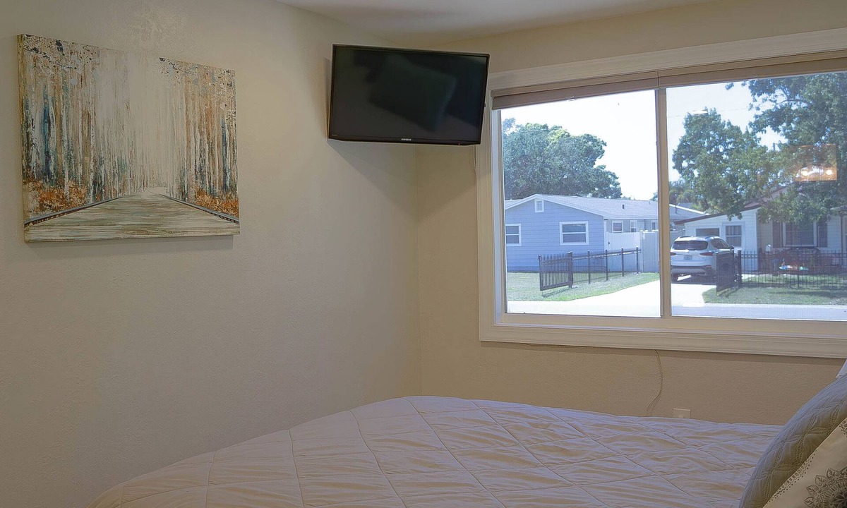 St. Petersburg House | Charming 3-bedroom house with WiFi, AC in brilliant St. Petersburg