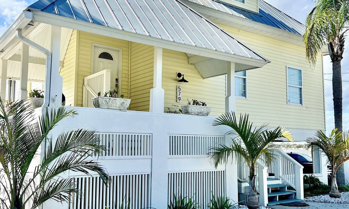 Auburndale House | Charming 3-bedroom lake house in Auburndale with fire pit, private boat ramp