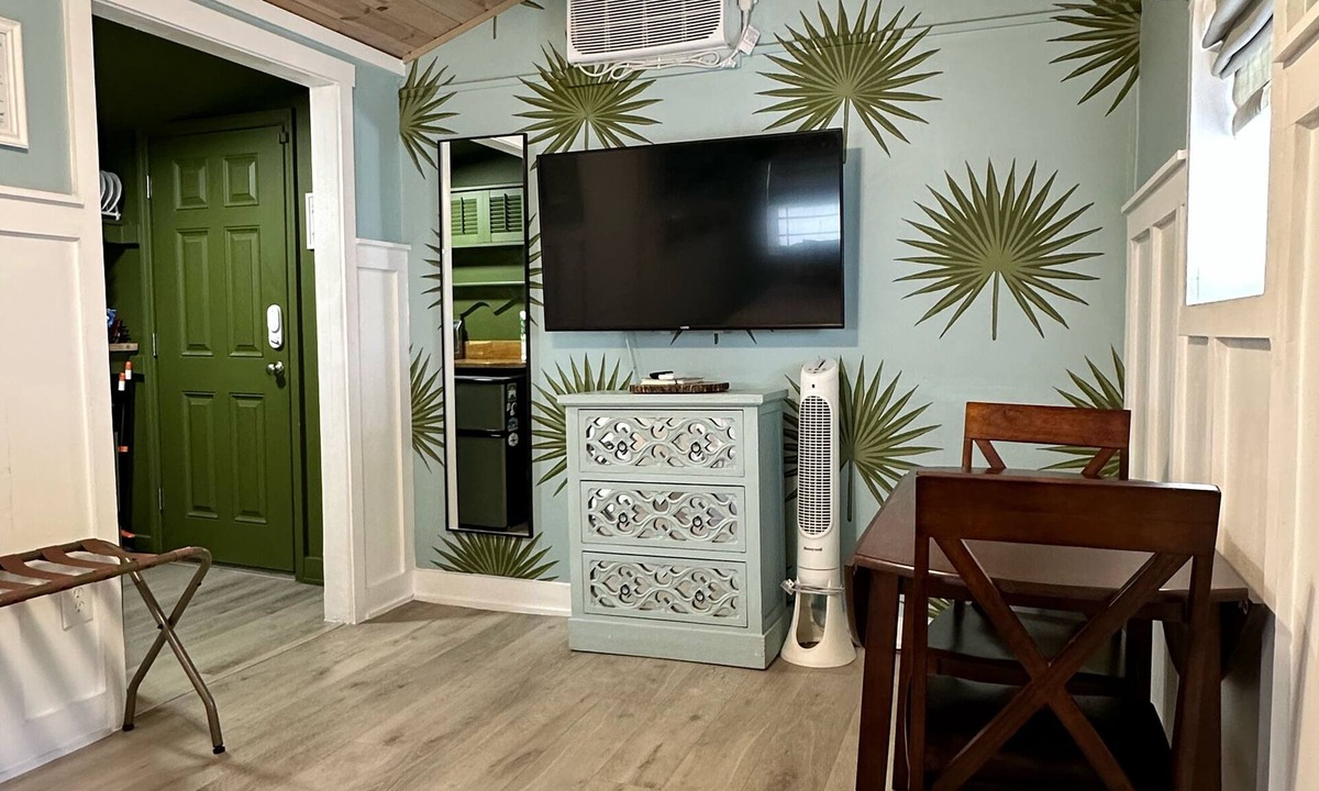 Historic Kenwood House | Charming bungalow studio between the beach and downtown in welcoming St. Pete