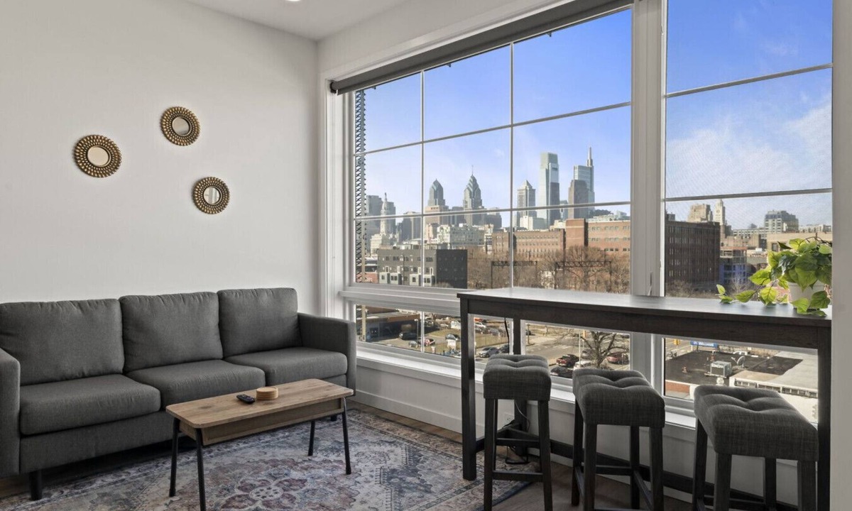 Poplar Apartment | Chic 1BR Old City Apt with King Bed, City View, and Gym