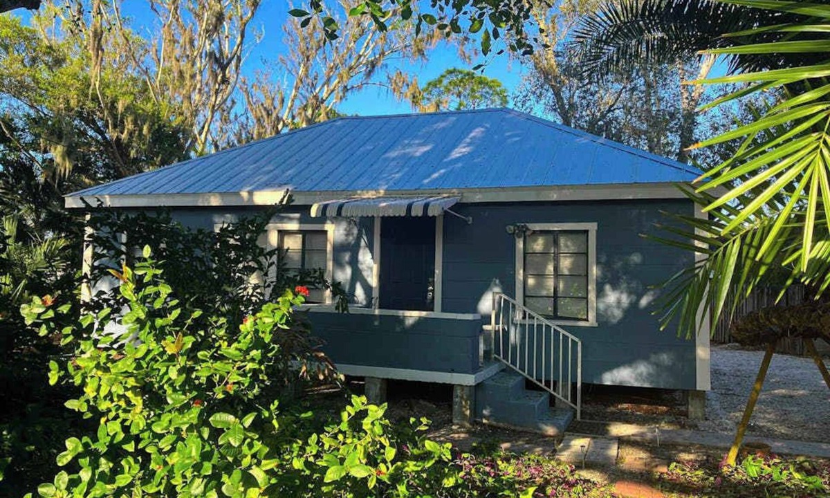 Bonita Springs House | Classic dog-friendly cottage with kitchen, washer/dryer, & central AC
