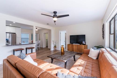 Clearwater House | Clearwater Hideaway w Huge Lap POOL 7 min to BEACH
