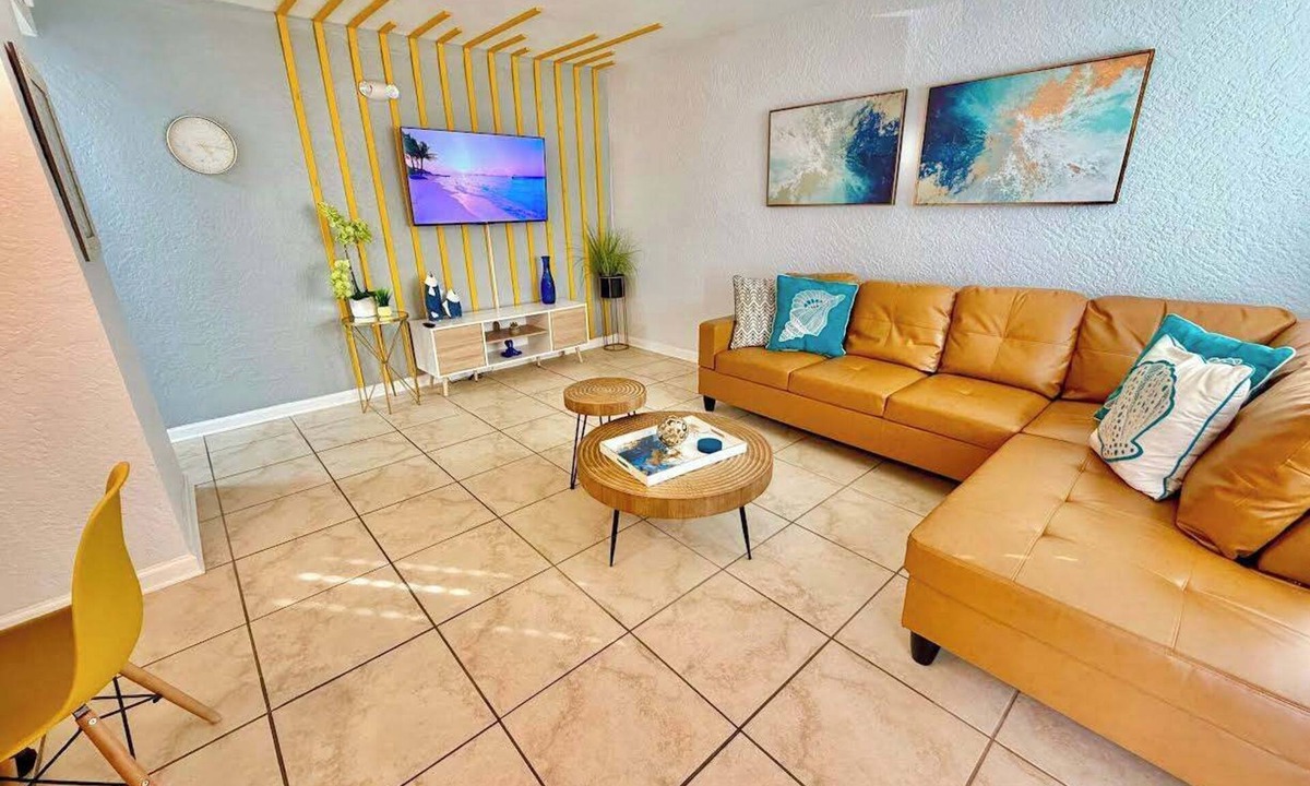 Indian Harbour Beach Apartment | Close to the beach! Pool, gym, BBQ, *no pet fee*, LCO @ 6 pm