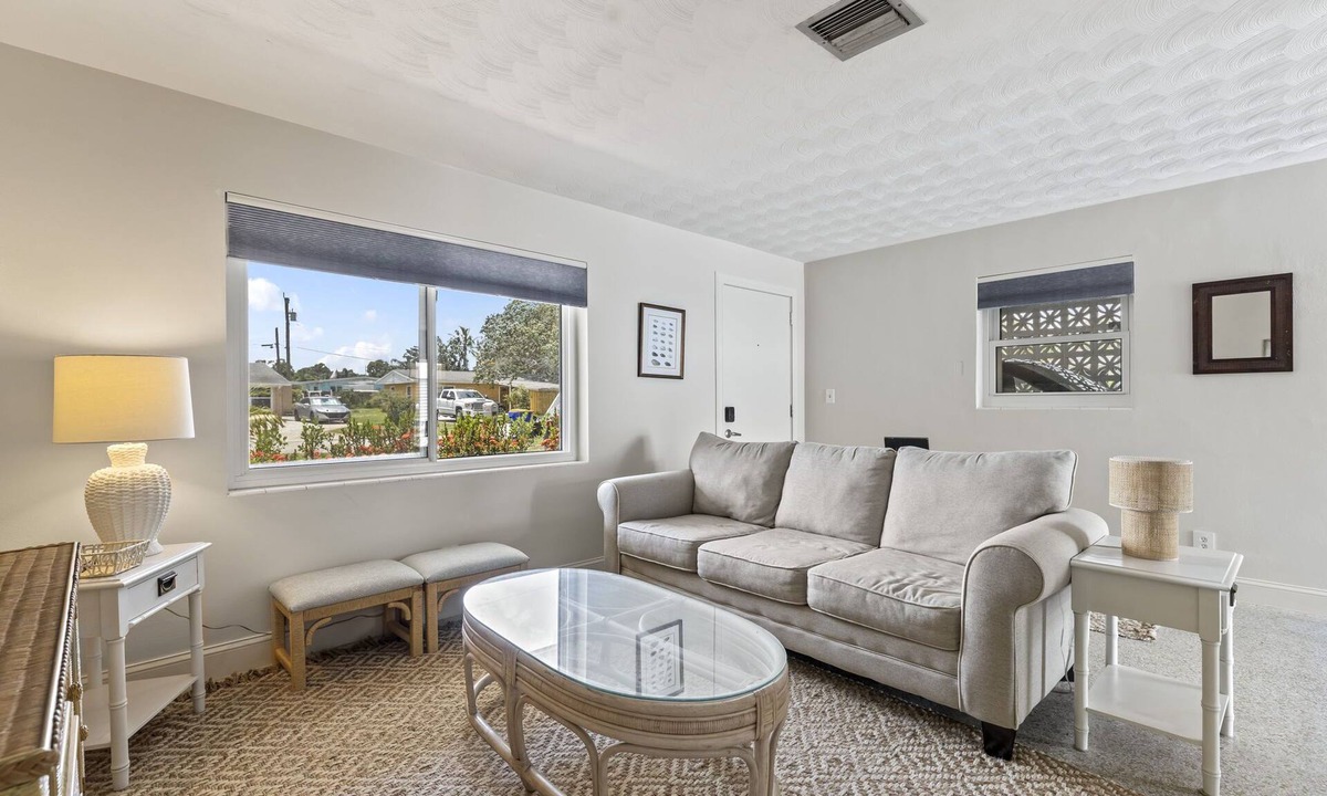Jensen Beach House | Coastal Cottage 8 min Drive to Downtown & Beaches!