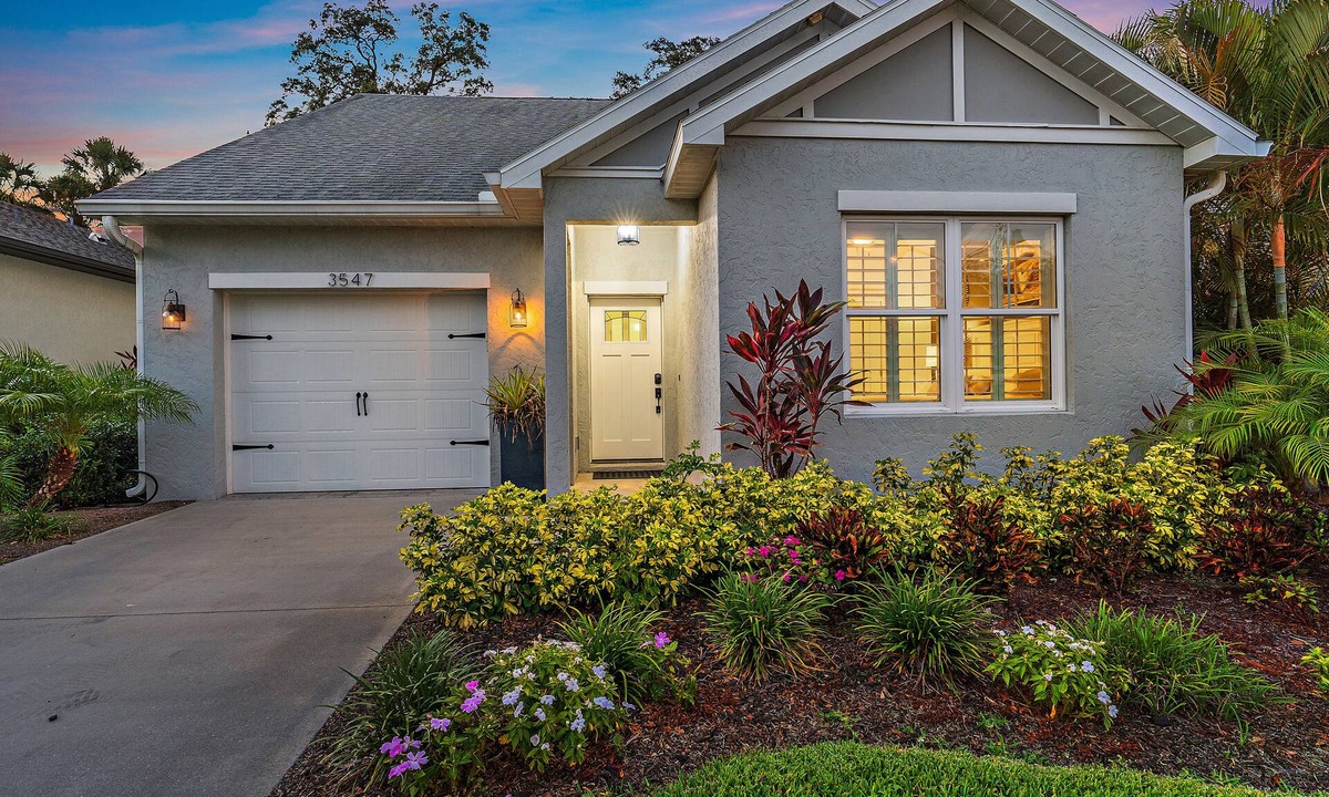 Southgate House | Coastal Cottage | Outdoor Oasis w/Fire Pit + Grill!