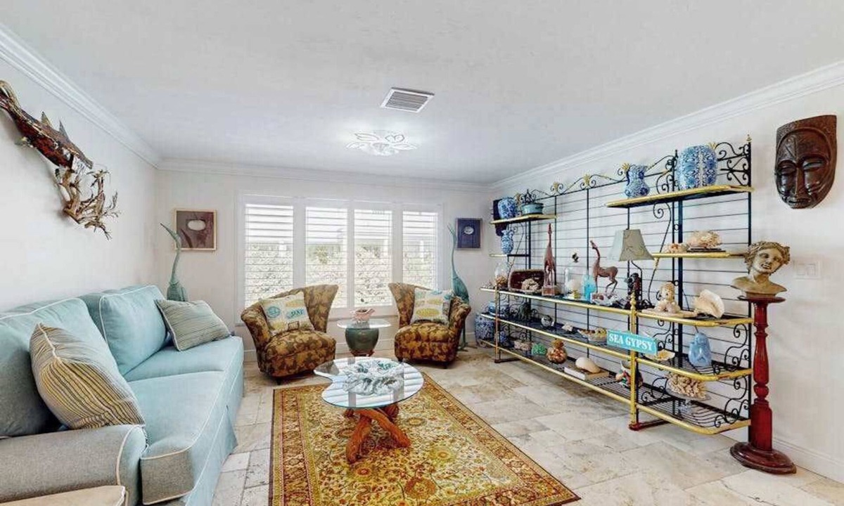 Tradewinds House | Coastal Cottage walking distance to the beach, internet and washer and dryer