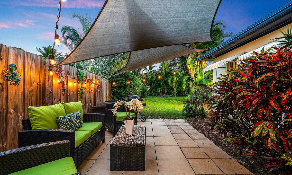 Lake Worth House | Coastal Harbor, King Bed, Pickleball Gear, Golf Set, BBQ – $1 Rides to Beach