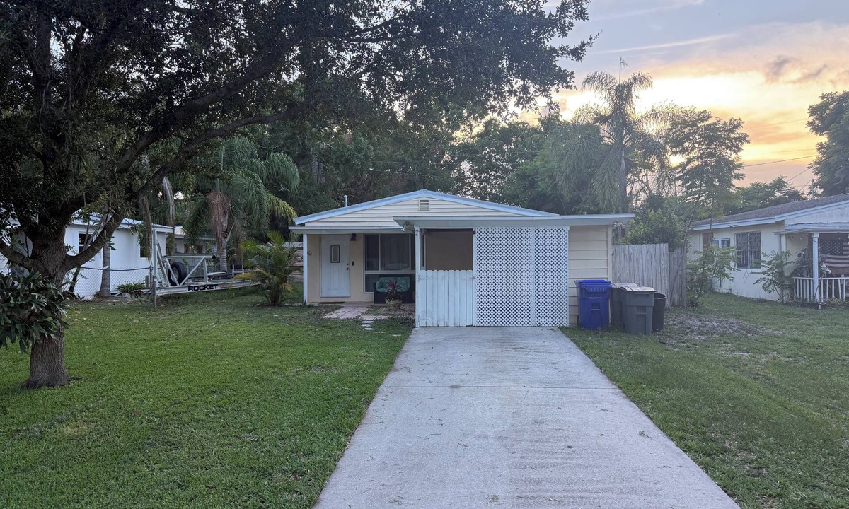 Vero Beach Cottage | Coastal Retreat Pet-Friendly! 5 Mins to Beach & Downtown