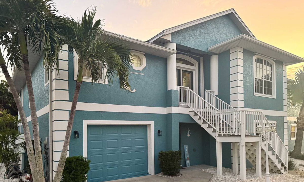 Englewood Condo | Coastal retreat steps to the beach with screened lanai and bikes