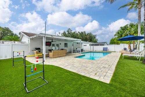 Pinellas Park House | Coastin Close Family Fun HTD Pool Outdoor Games