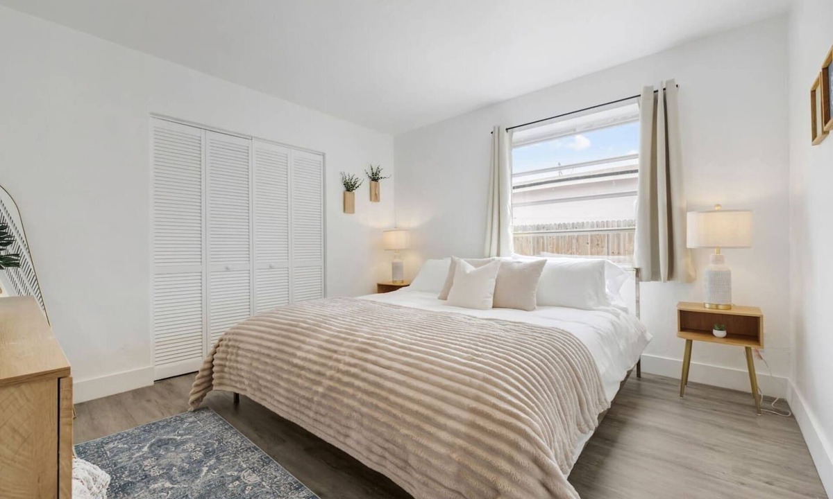 Coral Way House | Coconut Grove Gem | Marble Spa Bath | BBQ Yard