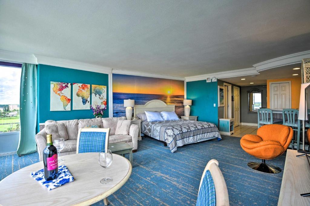 Ortona Park Apartment | Colorful Ocean-View Studio Steps from the Beach!
