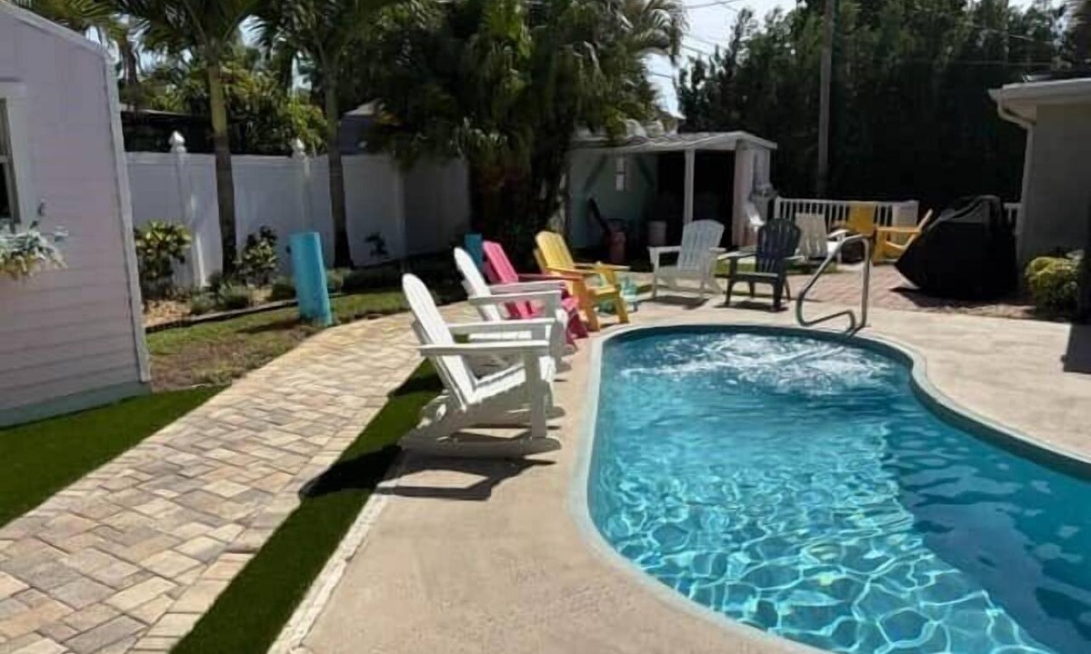 South Pinellas Community Council House | Colorful Pool Paradise w/Bungalow *6 min to Beach