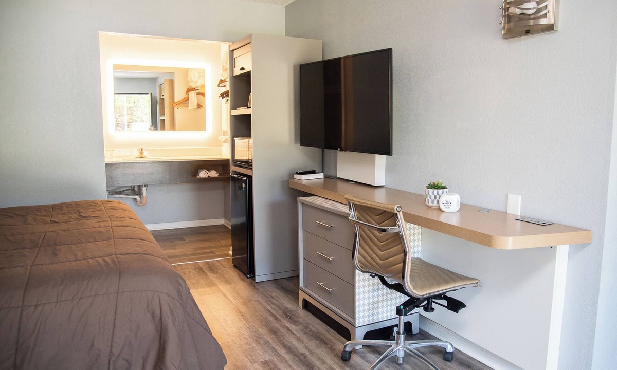 Lynn Hotel | Columbus Inn and Suites