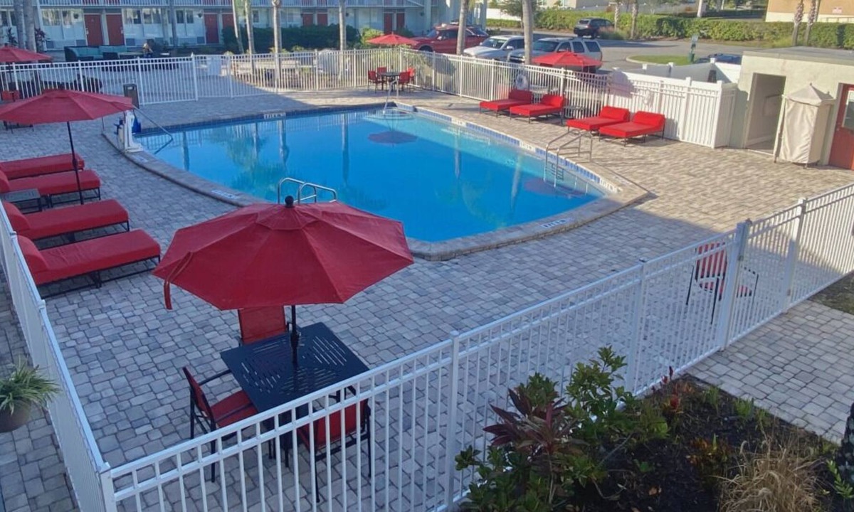 June Park House | Comfort and Convenience! 2 Relaxing Units, Free Breakfast & Parking, Onsite Pool