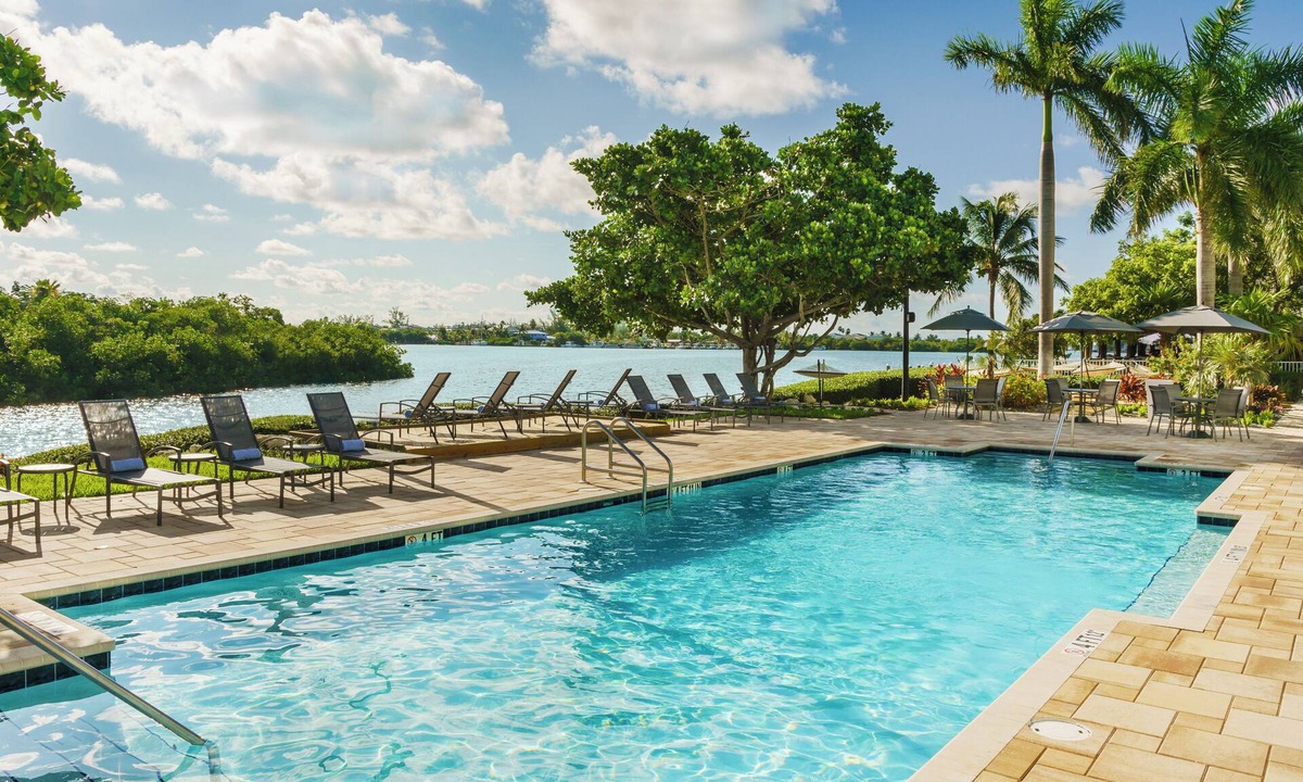 Florida Keys Hotel | Comfort and Convenience! 2 Relaxing Rooms, Outdoor Pool, Free Breakfast!