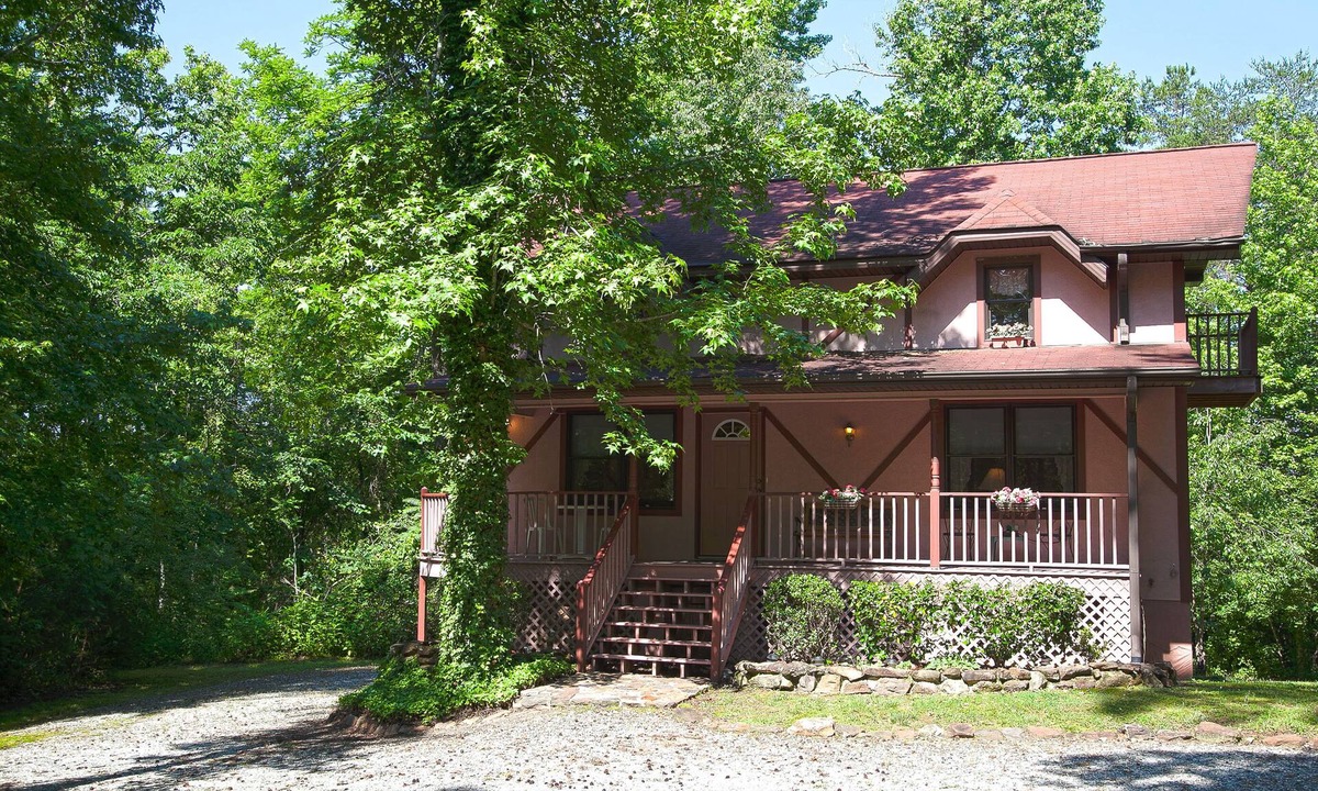 Columbus House | Comfortable Chalet Near TIEC - Full Amenities & Pets