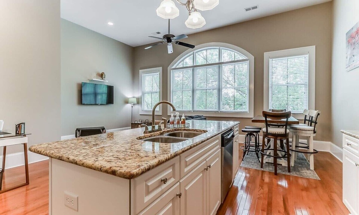 Metropolitan Condo | Comfy-Cozy-Walk to Forsyth Park-King Beds