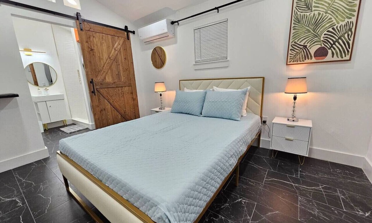 Fairview Shores House | Comfy Tiny Home @WP. Large Private Deck+Queen bed