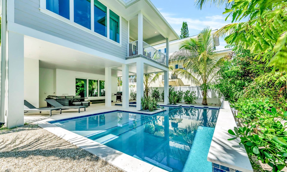 Ilexhurst House | Coming in Hot! Rooftop Views, Pool and Spa!