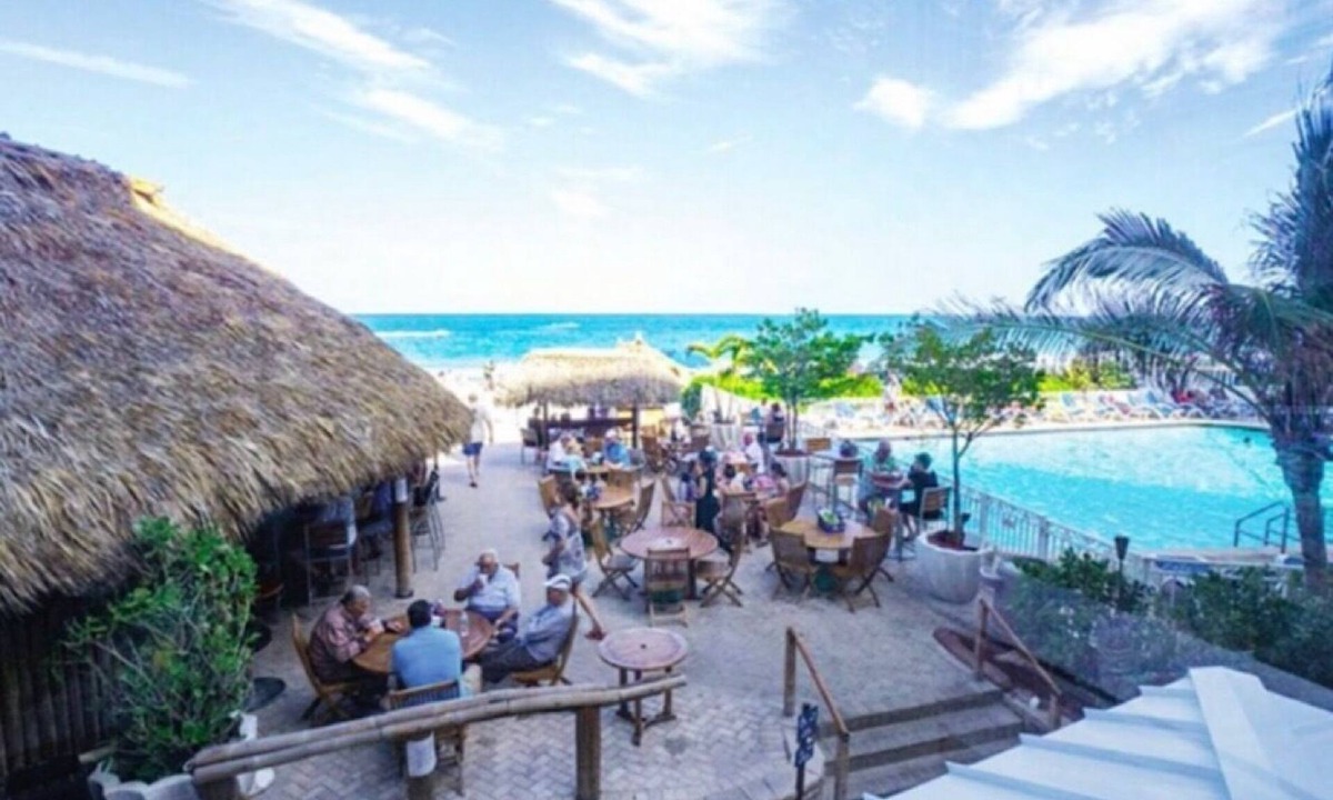 Galt Mile Condo | Condo on the beach sleeps 4 with balcony NICE ! Tiki bar on site