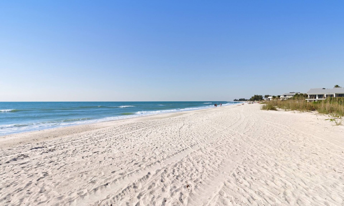 Holmes Beach Condo | Condo with great seaside location near beaches and shared pool