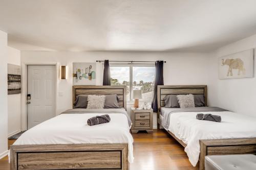 Singer Island Apartment | Coral Sands HUGE Studio w/2 Queen beds!