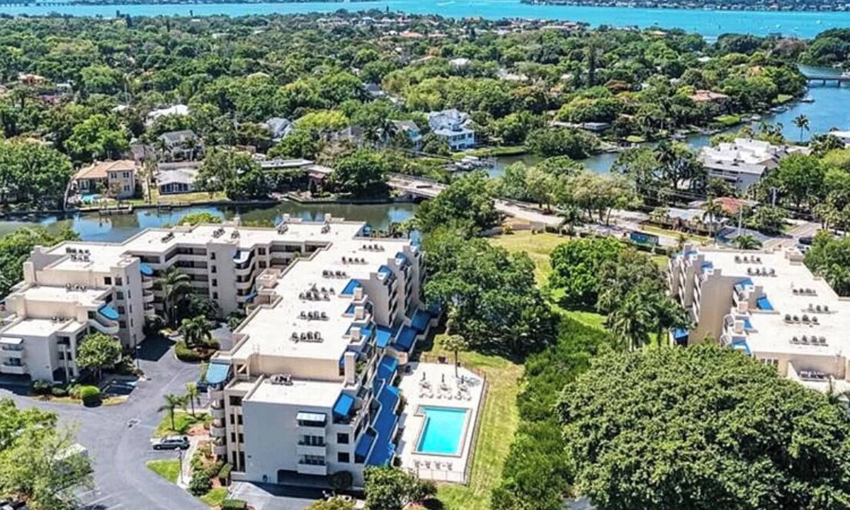 Central Sarasota Condo | Corner condo/blocks from SelbyGardens/ArtMuseum/pets/parking/elevator/3month min
