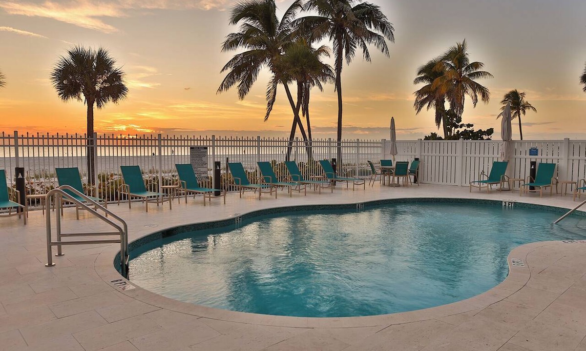Mid Island Condo | Cornerstone 402- Beachfront - 1 bed/1 bath condo on Fort Myers Beach