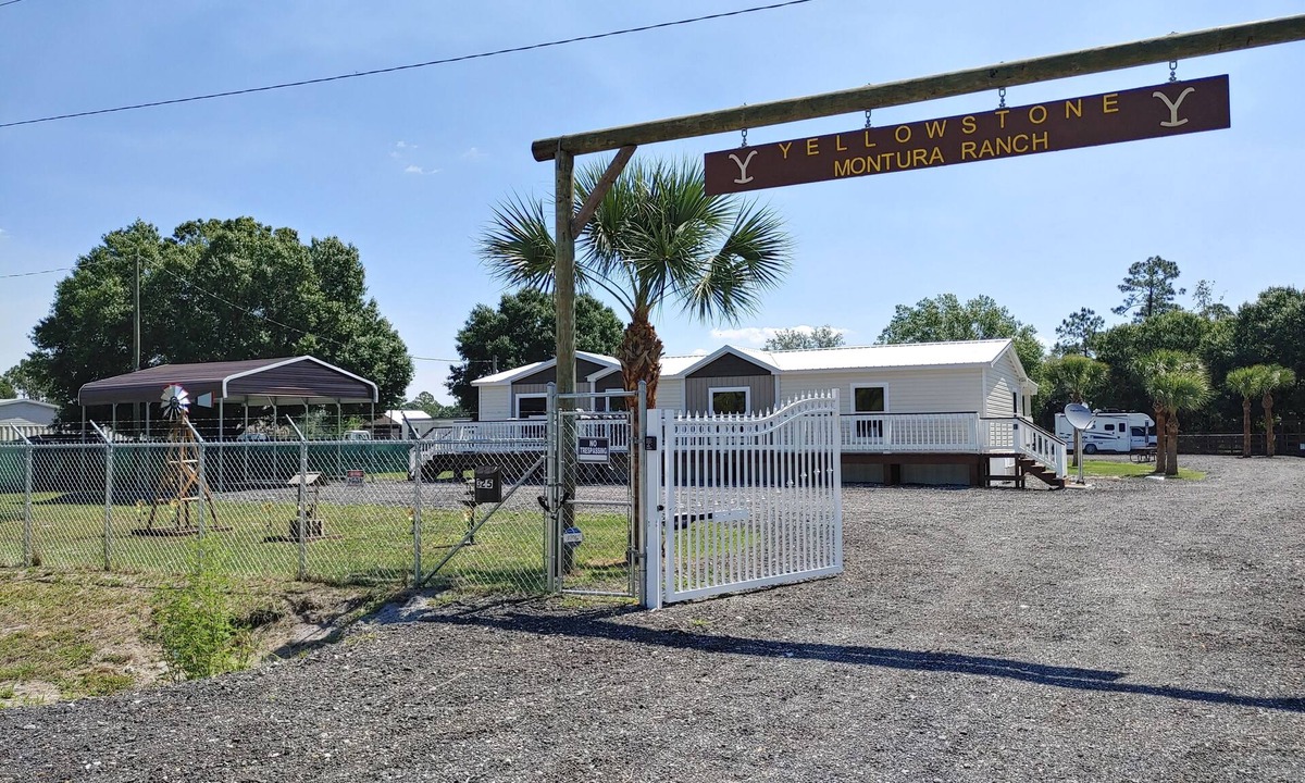 Clewiston House | Country Living w/Horse back trails and a bass fishing paradise!