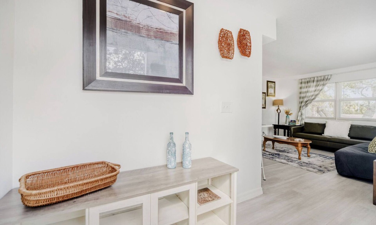 Tropic Apartment | Cozy 1-bedroom apartment in serene Melbourne with AC