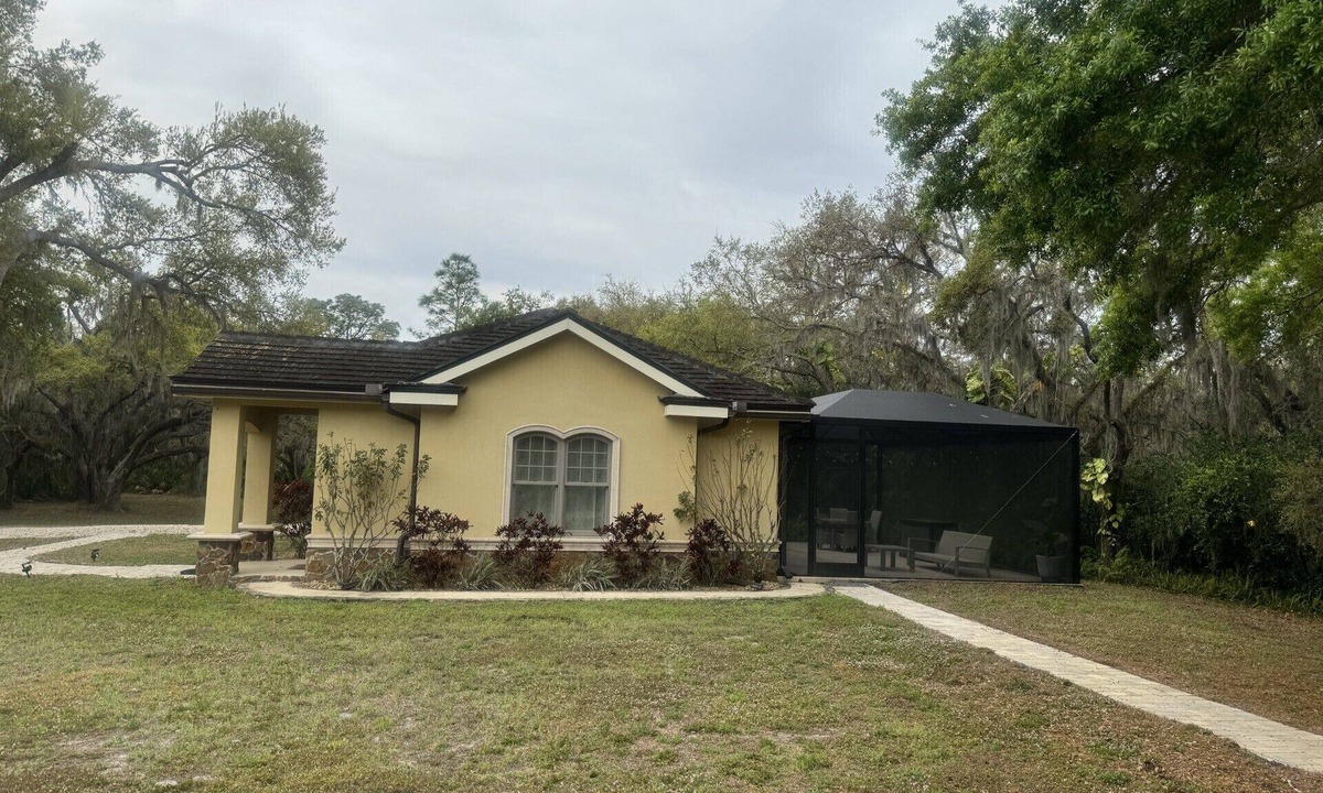 Braden River House | Cozy 1-bedroom house with AC and WiFi in adorable Sarasota on a 5 acre property