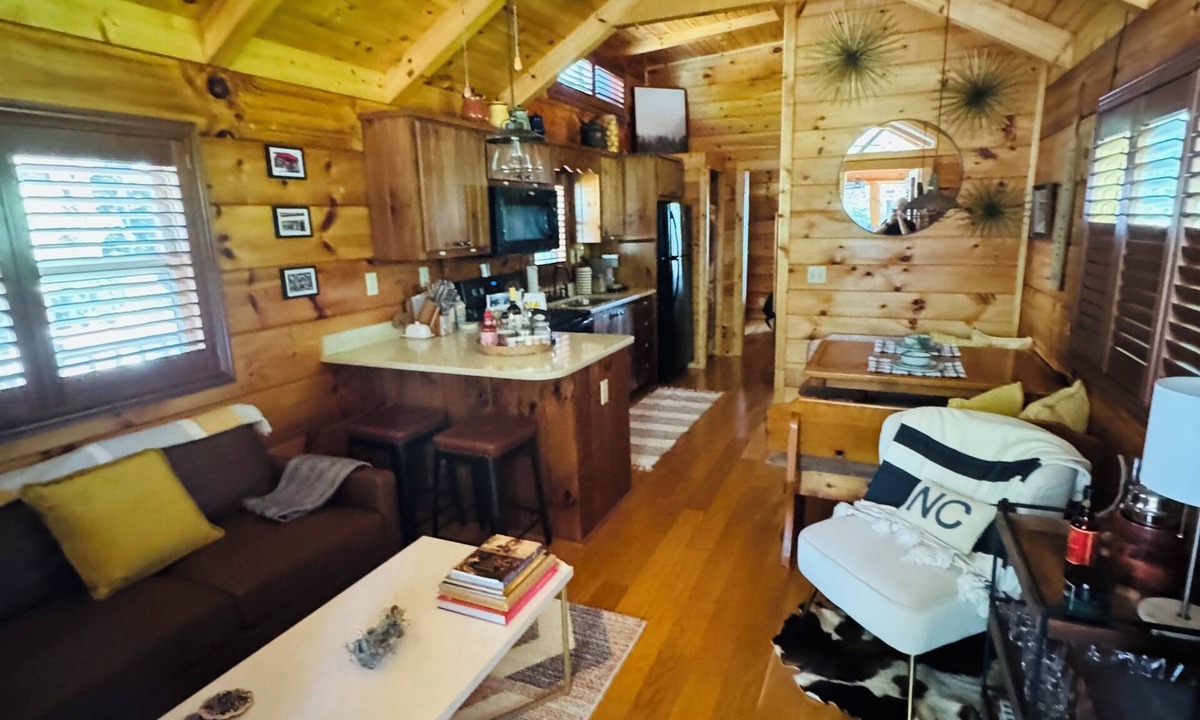Upward Cabin | Cozy 1-bedroom tiny home log cabin in Flat Rock with amazing outdoor space!