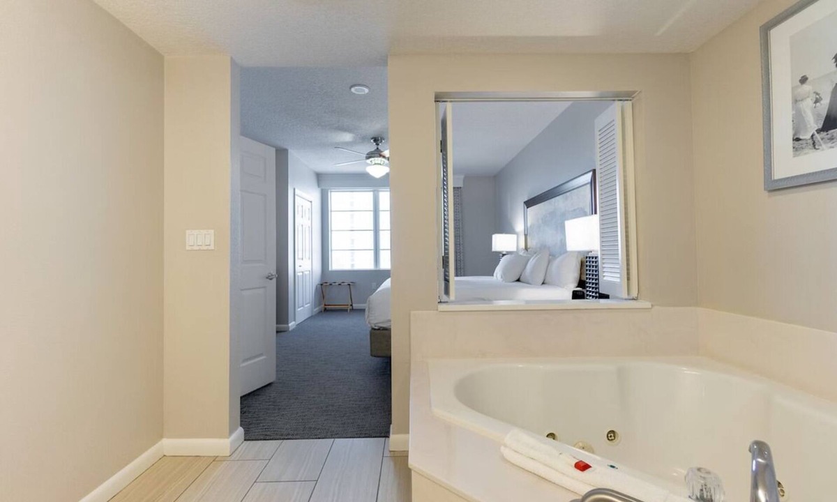 Seabreeze Historic District Resort | Cozy 2-bedroom Deluxe Suite in lovely Daytona Beach!