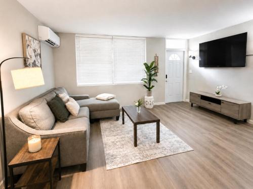 Seminole Manor House | Cozy 2BR Home in Lake Worth, Near Beach, Downtown, Outdoor Grill