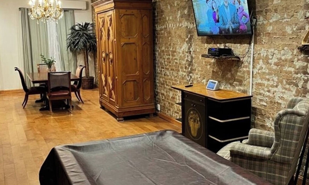 East New York House | Cozy Brooklyn Home. Close to trains and 15 minutes from the JFK airport.
