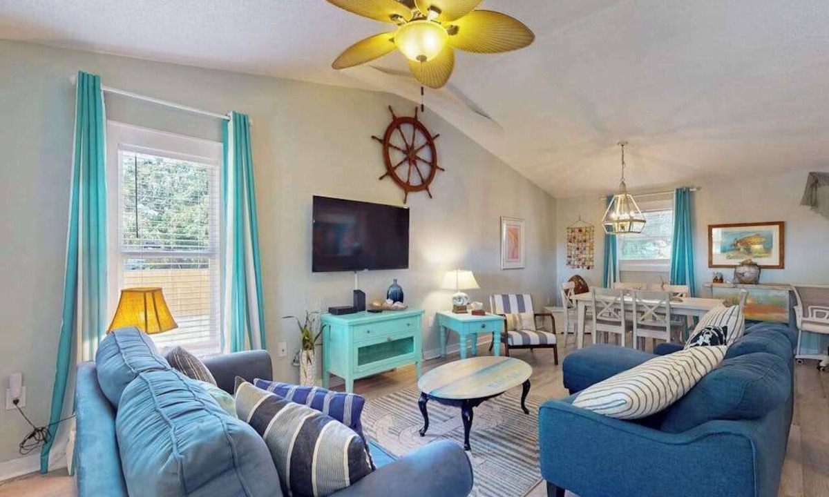 Bayou Oaks House | Cozy bungalow with shared pool, internet, onsite washer and dryer