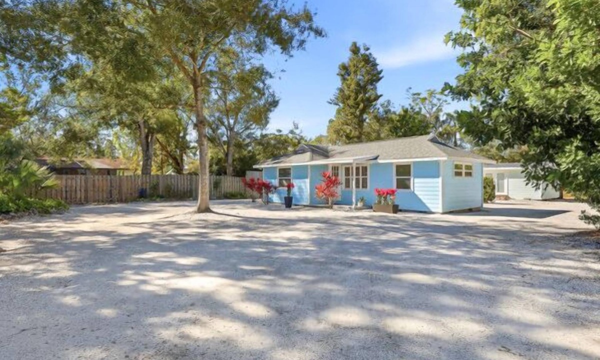 Ridge Wood Heights Cottage | Cozy Cottage centrally located in beautiful Sarasota Florida.