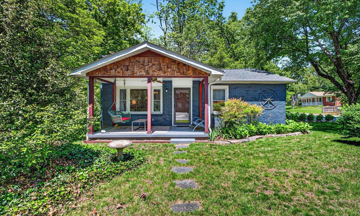 Black Mountain House | Cozy Cottage - Walk to Town