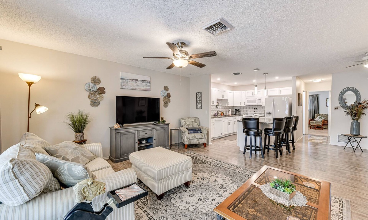 Englewood Cottage | Cozy Duplex w/Lanai! Close to Beaches!