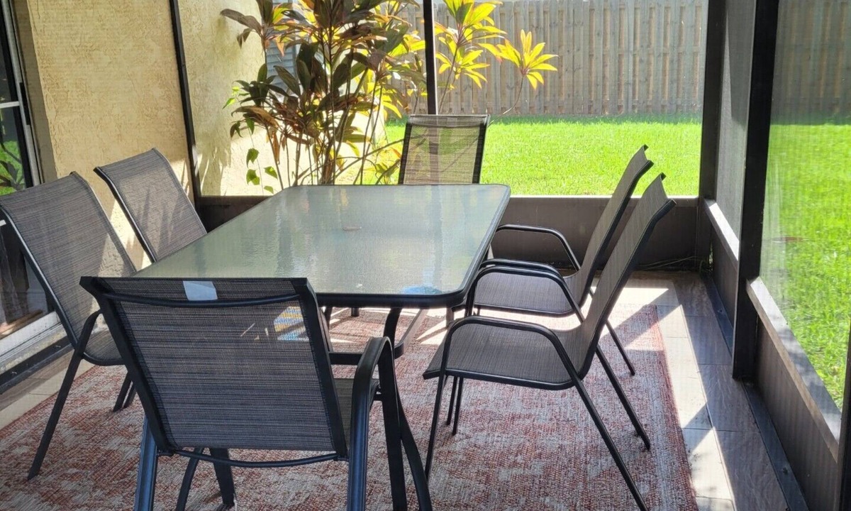 Port Saint Lucie House | Cozy home with great big backyard shade tree