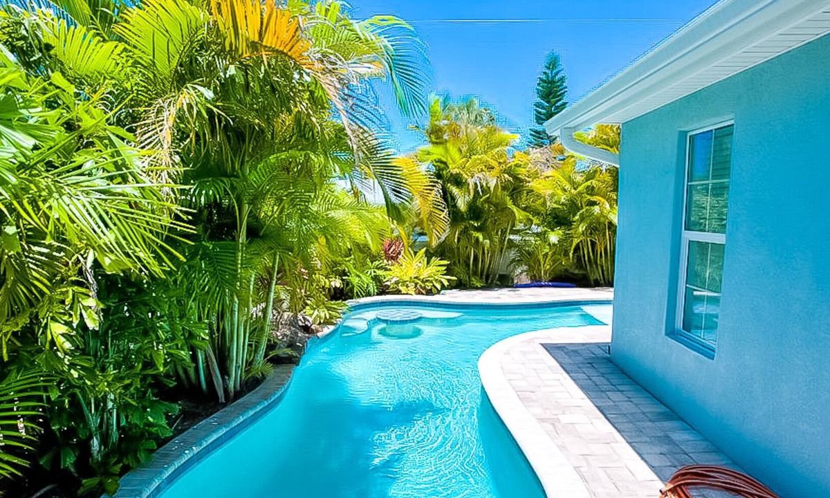 Holmes Beach House | Cozy Home with Private Pool, Close to the Beach! Don't Miss Out!