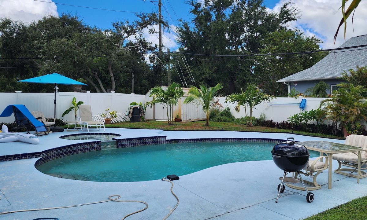 Pasadena On The Gulf Cottage | Cozy large 1-bedroom cottage in peaceful St. Pete w AC, Pool, close to beaches