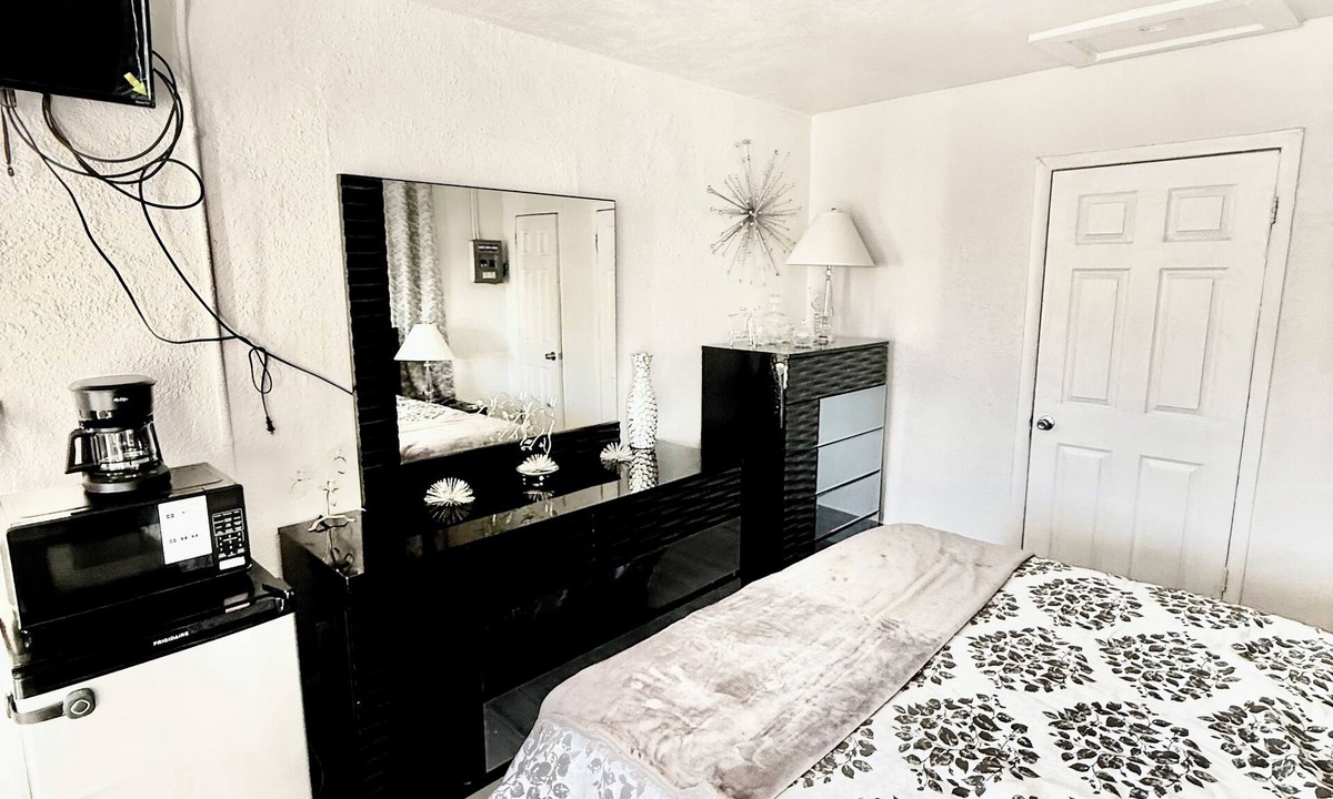 Bryant Apartment | Cozy Mini House by the Lake 22