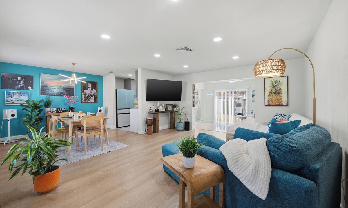 Sarasota Springs House | Cozy Modern Retreat Minutes To Siesta Key, Downtown & Gulf Beaches