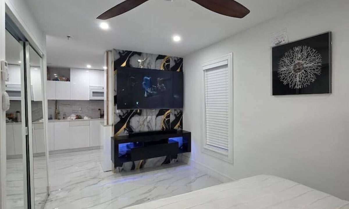 Sunrise House | Cozy Queen Retreat | Near Sawgrass & Beach