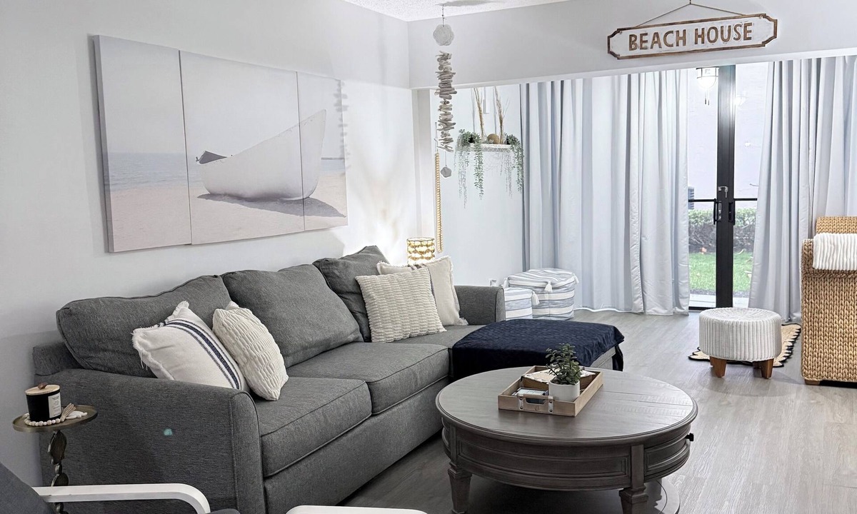 Fort Pierce Condo | Cozy, spacious seaside condo in Ocean Village!