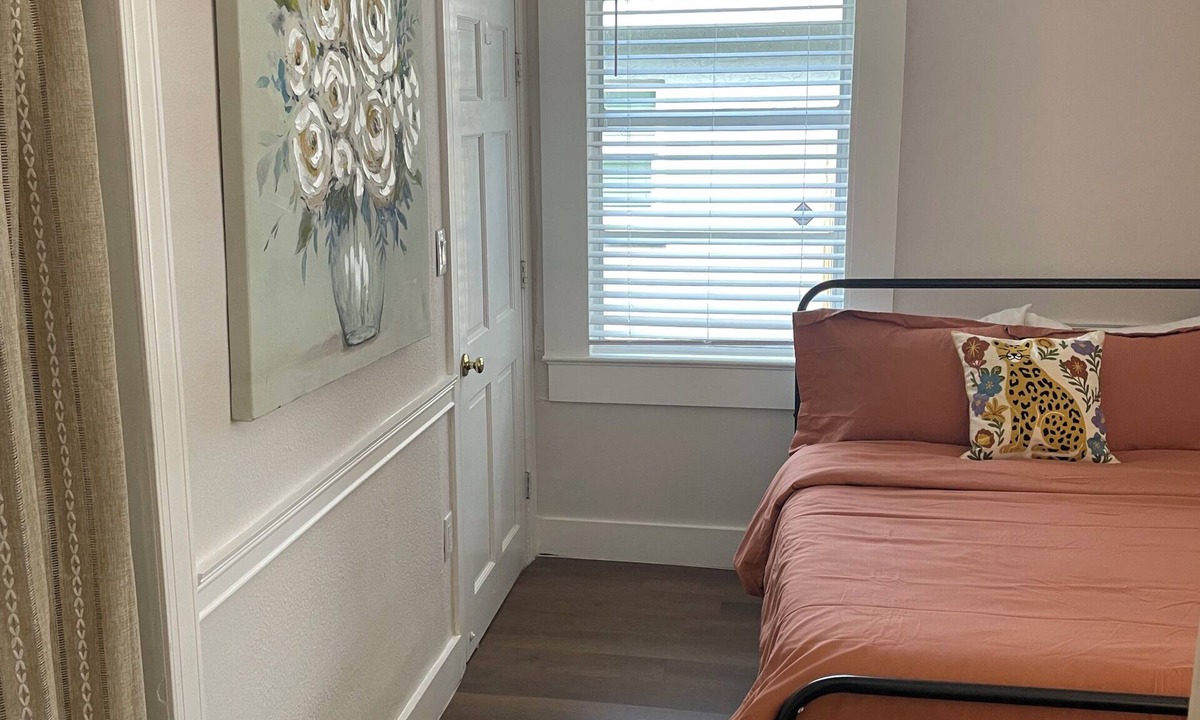 Old Seminole Heights Apartment | Cozy studio apartment in historic Seminole heights