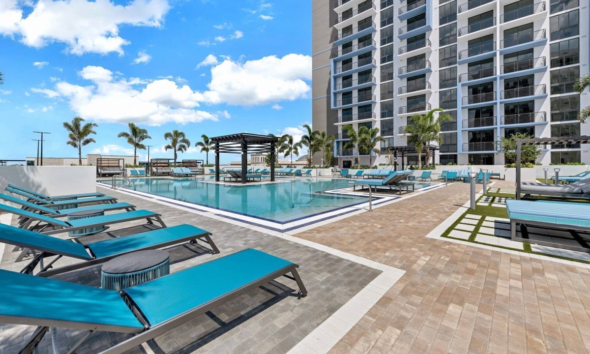 Doral Apartment | Cozy Studio Suite w/City View, Work Desk & Pool